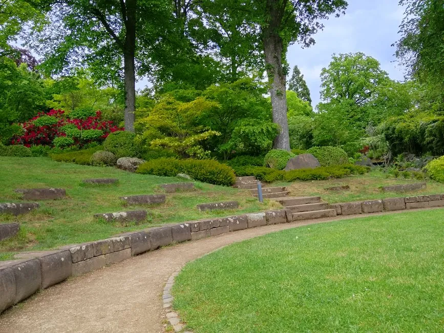 Jardin de maison individuelle avec structure paysagère